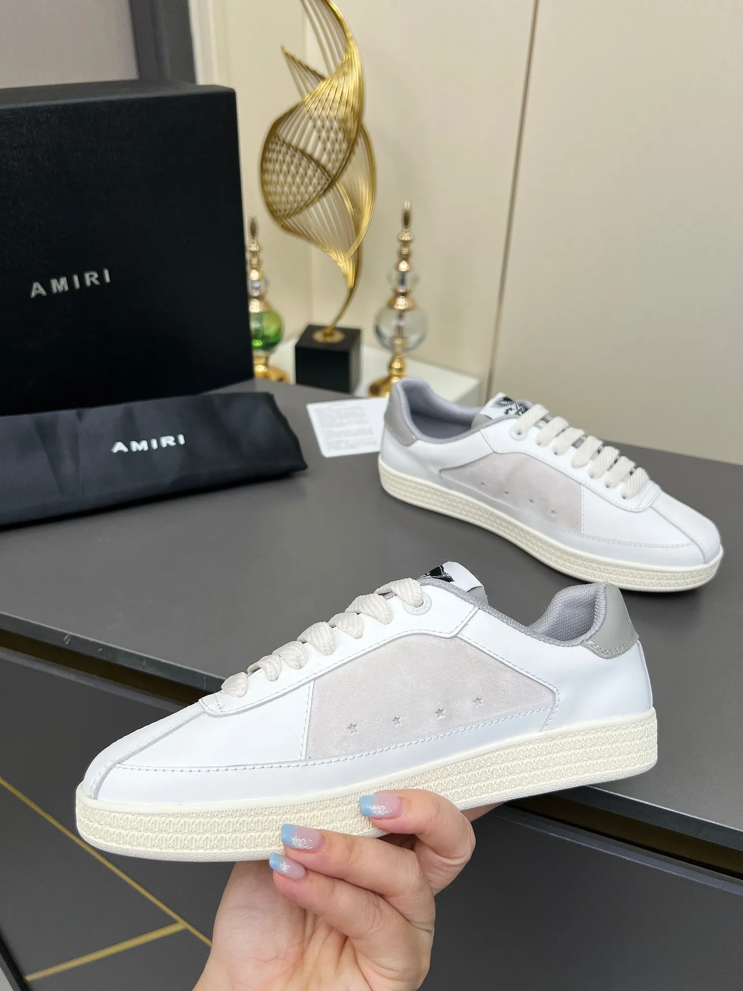 Men's Men's Shoes 💰580 Bone Shoes · AMIRI Skel-Top AMIRI 🔥 launches a new "ThePacific" series of low-top casual sports moral training shoes in the early spring of 2025. This iconic shoe covers men's and women's shoes, drawing inspiration from the brand's classic sports style and elegantly integrating West Coast style. "The Pacific" contrasting five-pointed star series is rooted in Amiri's unique California genes, showing the freedom and leisure atmosphere of the West Coast. This series launches two styles that incorporate the brand's iconic elements: the leather version is made of pure white leather with a same-color sole, and is embellished with star patterns on the side of the shoe, just like the bright starry sky of California. The black and ocean blue colors are shared by men and women, and there is also a red star model exclusive for men and a light pink star model exclusive for women. The suede model is decorated with the brand's classic bone pattern on the side of the shoe. The rubber sole and suede fabric complement each other. The color scheme covers black, chocolate and sand, and is suitable for both men and women. Made of imported cowhide and decorated with bone pieces on the sides of the upper, it is novel and unique and has a good three-dimensional effect! High-density breathable mesh lining + original molded TPU outsole 🙏 Recommended by celebrities, bloggers and internet celebrities, 🚵🏻 an indispensable item for shopping, partying and traveling. One of the most unmissable sneakers in 2025 ✦Color: 10 colors available ✦Size: Women’s size 35--40 ✦Size: Men’s size 39--45,